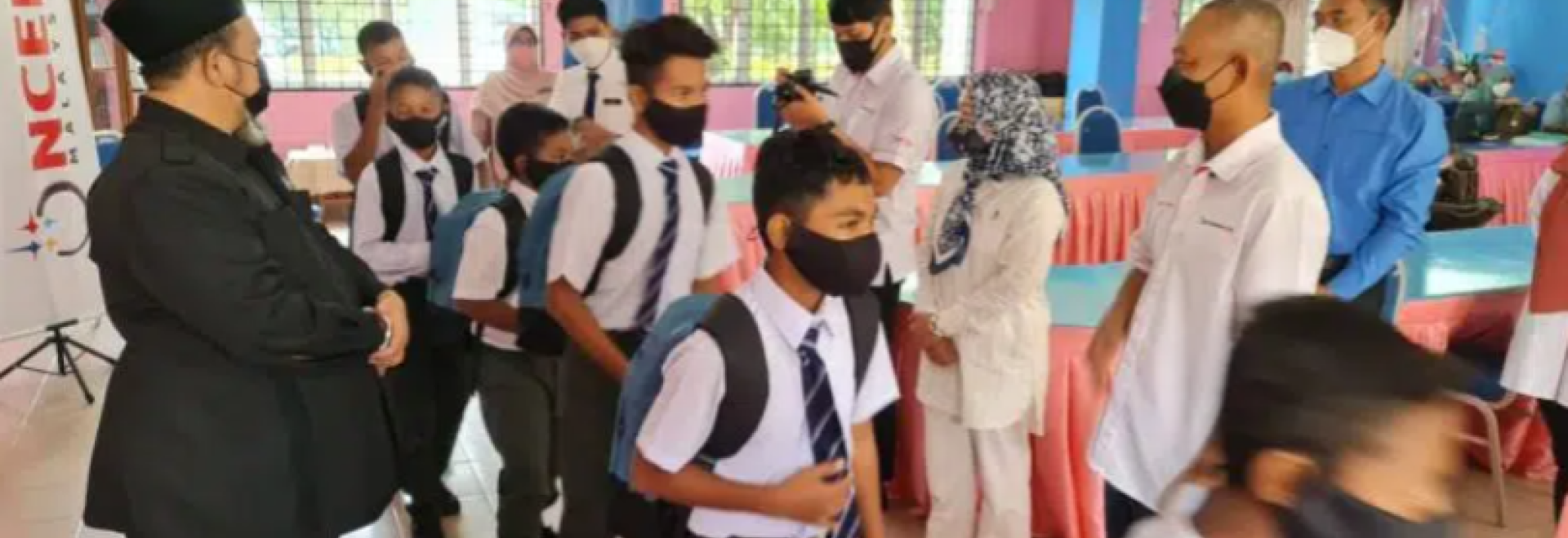 319 murid orang asli terima bantuan sekolah