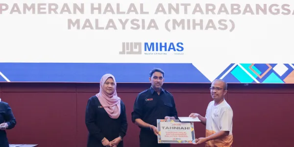 Mohamad Haris bersama peserta empowerNCER yang sertai Malaysia Fest 2024